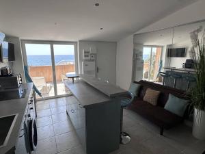 TV a/nebo společenská místnost v ubytování Panoramique mer, T2 climatisé neuf avec stationnement à 200 m du village - FR-1-768-55