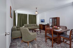 a living room with a table and chairs at Hotel Billurcu in Ayvalık