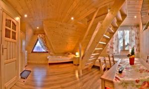 Apartamenty u Piekorza في شافلاري: غرفة مع درج خشبي في منزل صغير