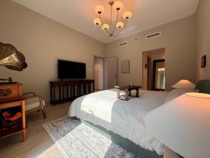 Кровать или кровати в номере Vintage 2BR Apartment - Yas Island