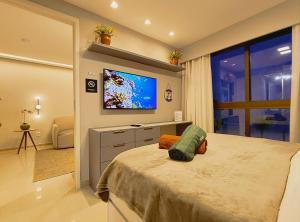 Μια τηλεόραση ή/και κέντρο ψυχαγωγίας στο Rio Park Ave, Sea View Central - by TRH Home Stay
