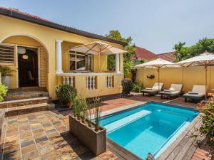 una casa con piscina nel cortile posteriore di Tom's Guest House a Città del Capo Altre 25 foto