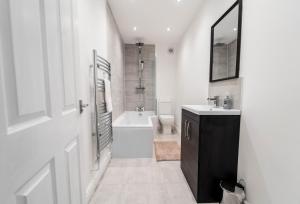 Bilik mandi di Sleeps 14 - Contractors - Family - Relocators