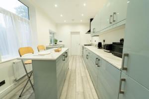 Dapur atau dapur kecil di Sleeps 14 - Contractors - Family - Relocators +42 gambar