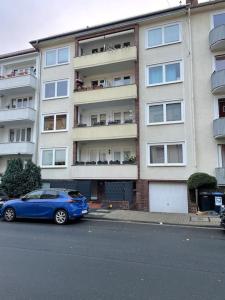ハノーファーにあるTERRA HOMES -Gemütliche Wohnungの建物の前に駐車された青い車