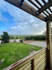 een uitzicht vanaf de veranda van een huis met een tuin bij De Gunst Guest Farm in Malmesbury