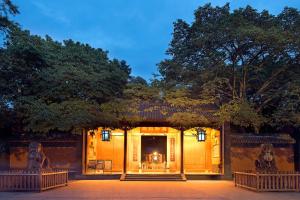 a building with a lit up front of it at CHENGDU Liaofan Design B&B Houwu Temple Jinli Twin Suite Ximenqiao Street Morogo White Castle HD Projection LOFT Double Floor Bnb High-Quality Housing in Chengdu