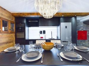 Chalet renove 2022, 10 pers, PARKING, poele, skiroom, 3 ch, balcon - FR-1-664-33