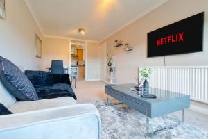 カンタベリーにあるTrendy Central Apartment with Free Parking - Perfect for Contractors and Familiesのソファとテーブルのあるリビングルーム