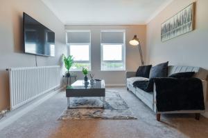 カンタベリーにあるTrendy Central Apartment with Free Parking - Perfect for Contractors and Familiesのソファとテーブルのあるリビングルーム +29枚の写真