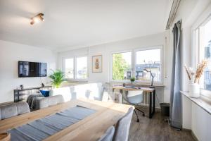 TV a/nebo společenská místnost v ubytování Untere Rheinblick-Oase Komfort mit 2 SZ Balkon