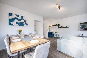 TV a/nebo společenská místnost v ubytování Untere Rheinblick-Oase Komfort mit 2 SZ Balkon