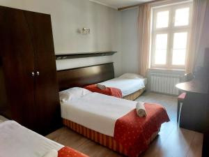 pokój hotelowy z dwoma łóżkami i oknem w obiekcie GLIWICKA 16 w mieście Katowice +13 zdjęć