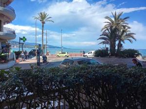 une voiture garée dans une rue à côté de l'océan dans l'établissement Studio RDJ avec terrasse, bord de mer, WIFI, animaux acceptés - FR-1-196-367, à Roquebrune-Cap-Martin