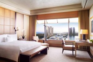 Postel nebo postele na pokoji v ubytování The Ritz-Carlton, Millenia Singapore