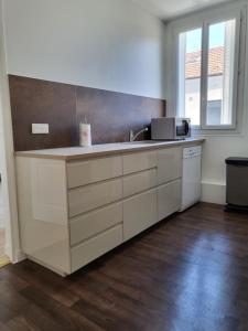 a kitchen with a sink and a counter top at Maison COSY 15 mn PARIS - Linges Hotel Confort in Vitry-sur-Seine