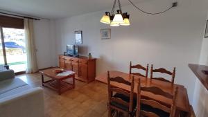 TV a/nebo společenská místnost v ubytování Apartaments Les Dunes