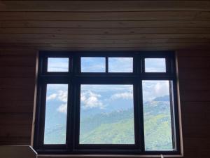 Nespecifikovaný výhled na hory nebo výhled na hory při pohledu z hotelu