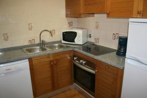 Kuchyň nebo kuchyňský kout v ubytování Apartaments Les Dunes