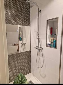 Ένα μπάνιο στο Ski-VM i Trondheim 2025, house with 5 big bedrooms