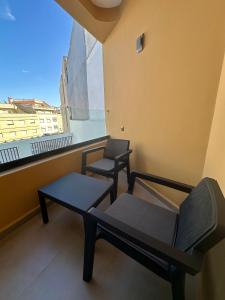 a room with two chairs and a window at Centrico 13 Confort & Luxe au Centre in Tangier