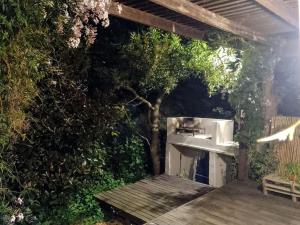 eine Außenküche mit Spüle auf einer Holzterrasse in der Unterkunft La Escondida in Valeria del Mar + 12 Fotos