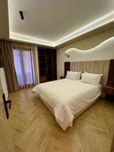 a bedroom with a large bed with white sheets at Centrico 6 Confort & Luxe au Centre in Tangier