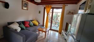 a living room with a couch with colorful pillows at Paraiso 46 in Parque Holandes