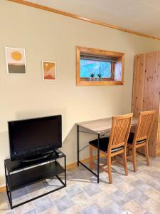TV a/nebo společenská místnost v ubytování Mye for pengene, sentralt i Narvik!