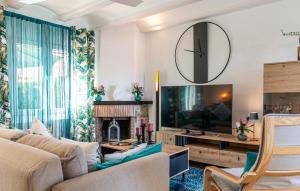 Μια τηλεόραση ή/και κέντρο ψυχαγωγίας στο 3 Bedroom Lovely Home In Dénia
