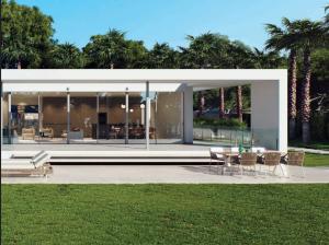 ein Haus mit einem Tisch und Stühlen im Hof in der Unterkunft LIMA 18 , Las Colinas Golf, Orihuela costa in Orihuela