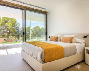 ein Schlafzimmer mit einem großen Bett und einem großen Fenster in der Unterkunft LIMA 18 , Las Colinas Golf, Orihuela costa in Orihuela