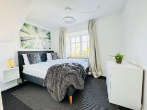 Katil atau katil-katil dalam bilik di aday - Modern 2 Bedroom Charming Central Apartment with Public Parking