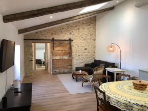 a living room with a table and a couch at Maison Mia Majorelle in Roujan