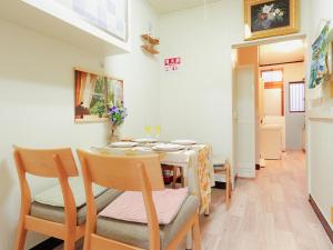 a kitchen and dining room with a table and chairs at 羊の宿地铁口徒步六分钟电车八分钟到梅田商圈 in Osaka