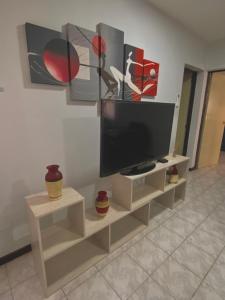 a flat screen tv on a tv stand in a room at Espacio Seven Mendoza in Guaymallen