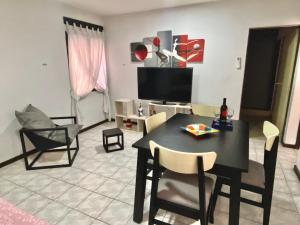 a living room with a table and chairs and a television at Espacio Seven Mendoza in Guaymallen