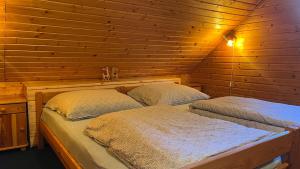 A bed or beds in a room at Chata u Porubäna