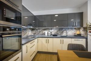Kuchyň nebo kuchyňský kout v ubytování Apartmány U Betléma