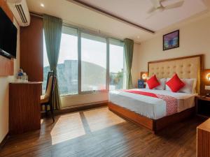 Postel nebo postele na pokoji v ubytování Hotel Aflon midc andheri east