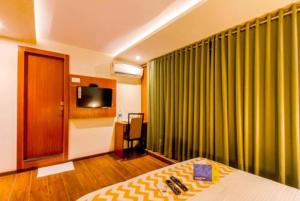 Postel nebo postele na pokoji v ubytování Hotel Aflon midc andheri east