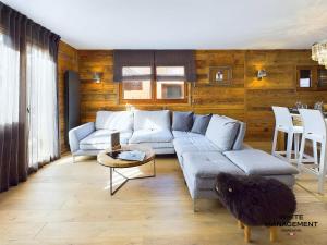 Chalet renove 2022, 10 pers, PARKING, poele, skiroom, 3 ch, balcon - FR-1-664-33