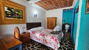 Postel nebo postele na pokoji v ubytování Eco Hotel Uxlabil Atitlan