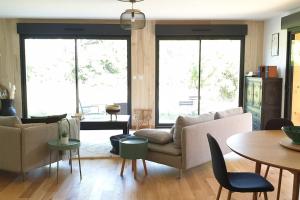 ein Wohnzimmer mit Sofa und Tisch in der Unterkunft Maison de campagne à Montignac-Lascaux in Montignac