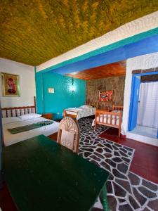Postel nebo postele na pokoji v ubytování Eco Hotel Uxlabil Atitlan