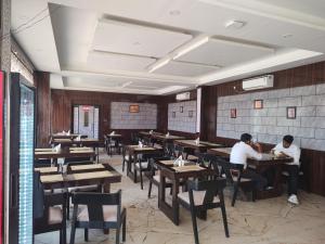 Restaurace v ubytování Resort Rath Inns !! Beach Distance 50 Mts !! Couple Friendly !!