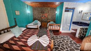 Postel nebo postele na pokoji v ubytování Eco Hotel Uxlabil Atitlan