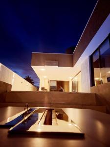 een uitzicht op een huis in de nacht bij Casa Sunset in Itacaré +13 foto's