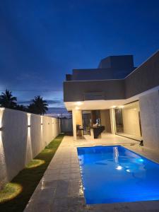 een huis met een zwembad ervoor bij Casa Sunset in Itacaré