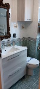 Ванная комната в Diego's Vintage Apartment +26 фотографий